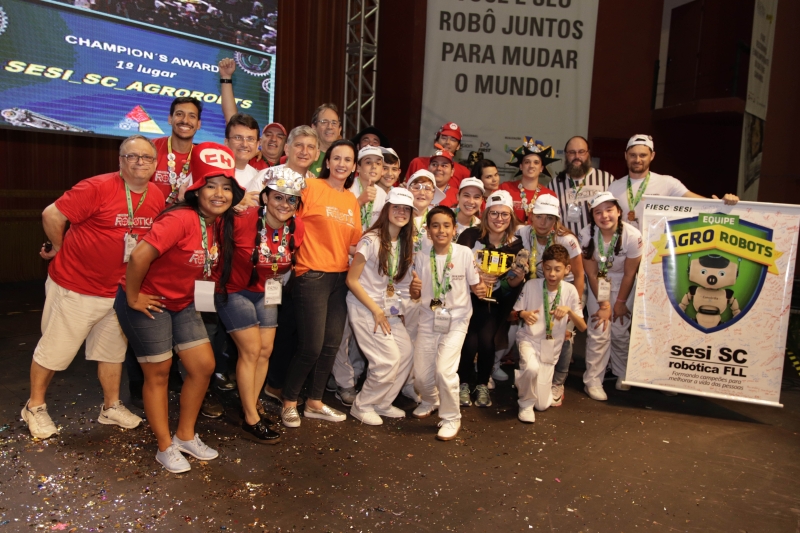 Equipe vencedora do torneio FLL. Foto: Leonardo Júlio