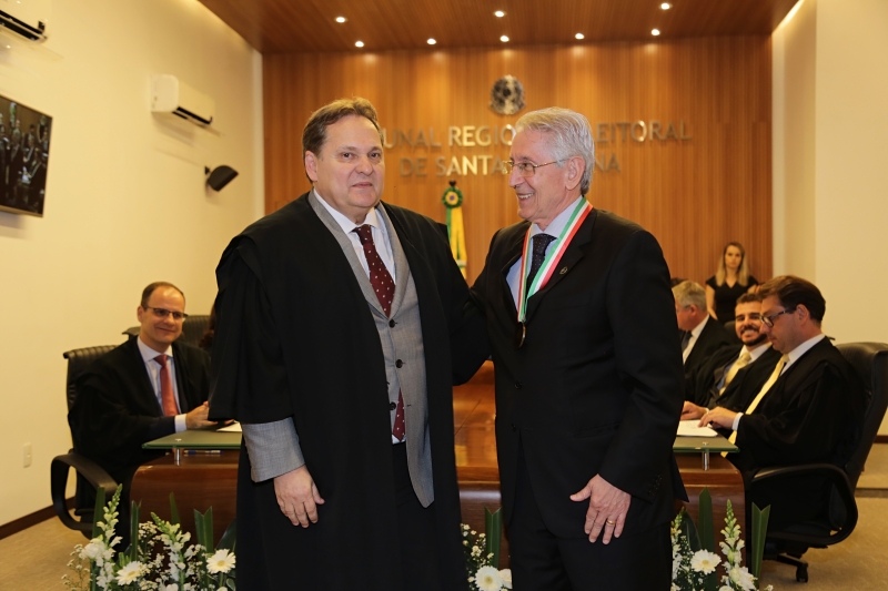 Côrte, da FIESC (dir.), recebeu a Medalha das mãos do vice-presidente do TRE-SC, desembargador Cesar Augusto Mimoso Ruiz Abreu (foto: Marcus Quint)