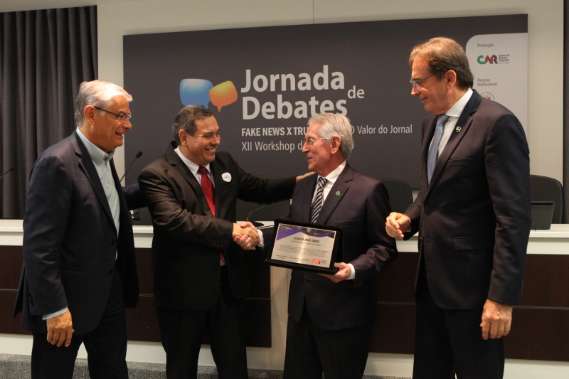 Côrte recebeu a placa “Amigos da ADI-SC”, reconhecimento pelo seu trabalho à frente da FIESC (foto: Filipe Scotti) 