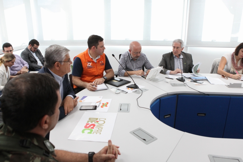 Representantes do setor produtivo e governo durante reunião nesta sexta-feira (1º), em Florianópolis (foto: Filipe Scotti)