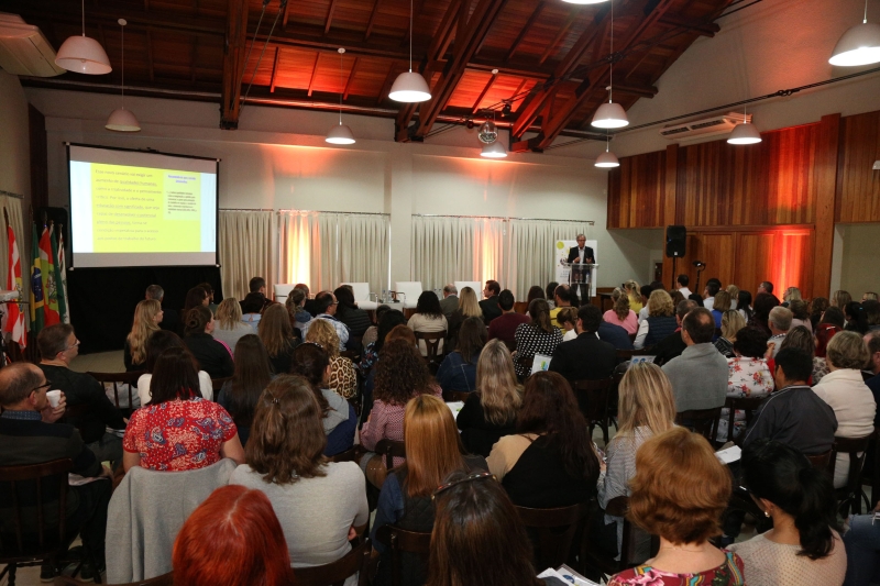 Evento em Blumenau abordou educação integral e a Base Nacional Comum Curricular. (Foto: Pedro Waldrich)