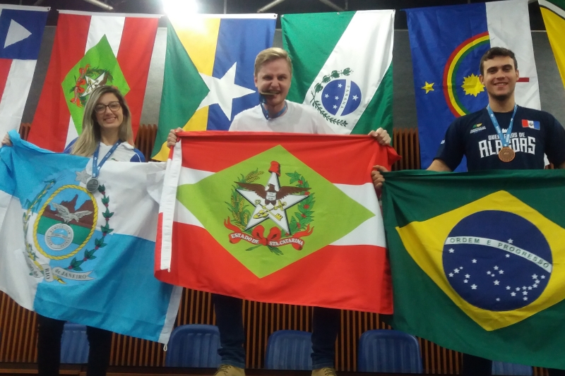 Eduardo Hermann, recebendo a medalha de ouro em Manaus (AM). Foto: André Leopoldino