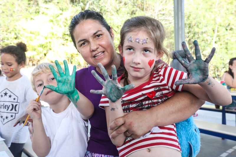 Neiva e seus filhos, da Escola Municipal Almirante Tamandaré. Foto: Leo Laps