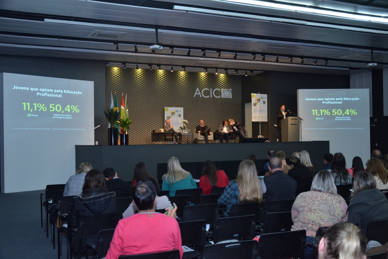 Em painel, especialistas debateram importância da inclusão da educação profissional no currículo do ensino médio (Foto: Fábio Zapelini)