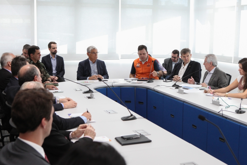 Representantes do setor produtivo e governo durante reunião nesta sexta-feira (1º), em Florianópolis (foto: Filipe Scotti)