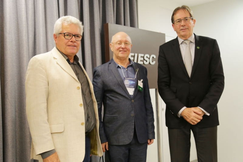 1º vice-presidente da FIESC, Mario Cezar de Aguiar, e o vice-presidente regional, Lino Rohden, durante homenagem ao presidente do Sinfiatec, Pedro Leal da Silva Neto (foto: Marcus Quint)