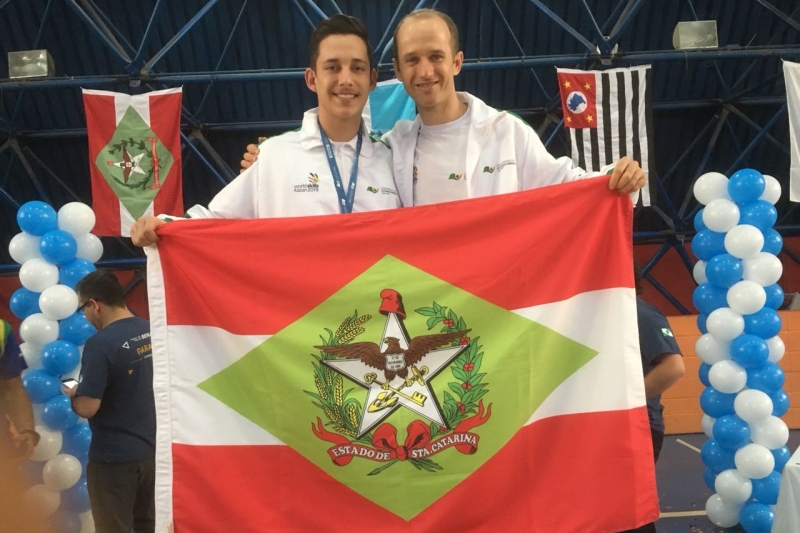 Guilherme Filipp (e), de Jaraguá do Sul, prata em polimecânica e automação