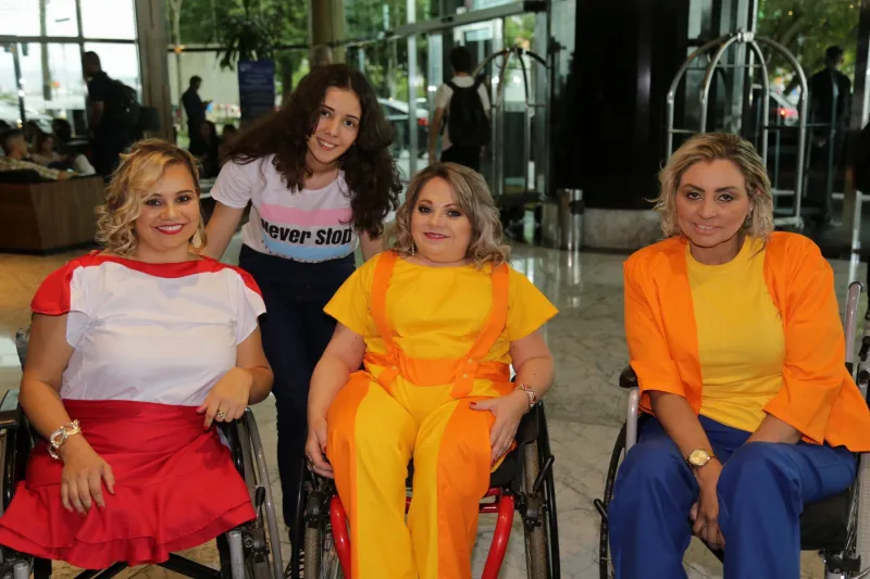 Camila de Souza e as modelos que desfilaram com suas criações. Foto: Marcus Quint