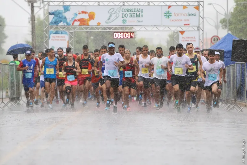 Chuva intensa do fim de semana não desanimou inscritos nas provas de corrida e caminhada (Foto: Thiago Braga)