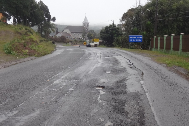 SC-135, na travessia de São Miguel: Buracos e afundamentos no pavimento (foto: Ricardo Saporiti) 