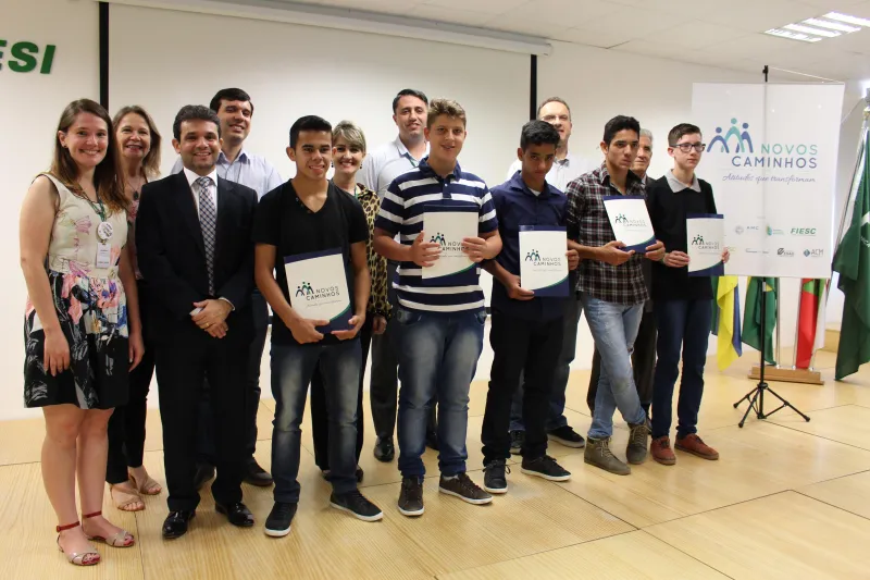Em Rio do Sul, cinco jovens se formaram pelo programa do SESI na sexta-feira, dia 7 (foto: Debora Claudio)