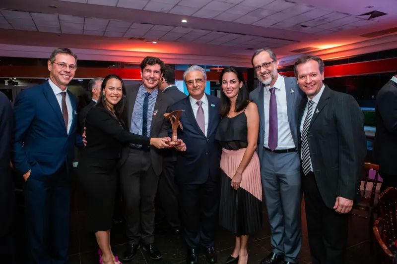 Presidente da CNI, Robson Braga de Andrade (c), participou da entrega do prêmio em Brasília nesta terça-feira (11). Foto: Guilherme Kardel