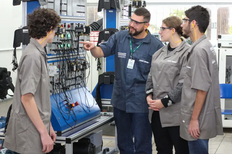 Entre os entrevistados que afirmam conhecer bem as instituições, 94% consideram o SENAI ótimo ou bom. Unidade de Florianópolis prepara alunos para atender às demandas da indústria (foto: Filipe Scotti)
