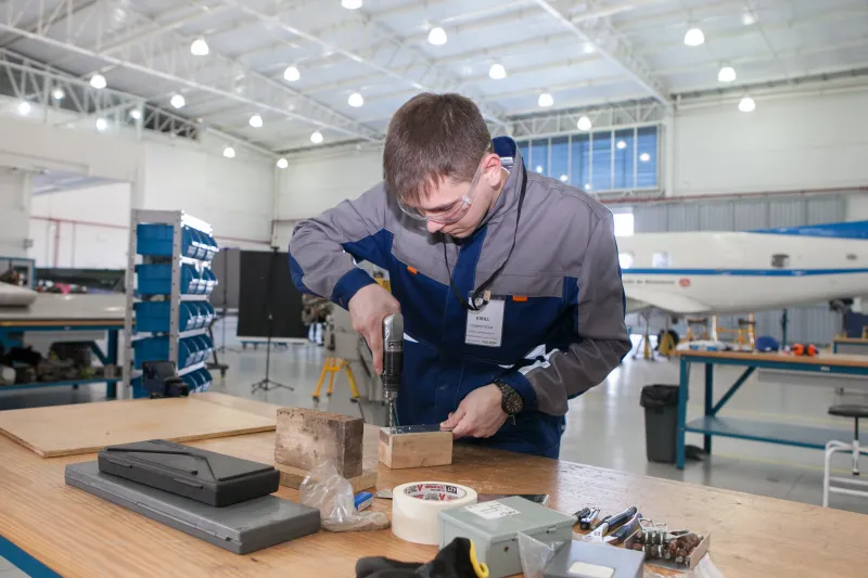 Kirill Tiukin faz ajustes em estruturas da aeronave. Foto: Filipe Scotti