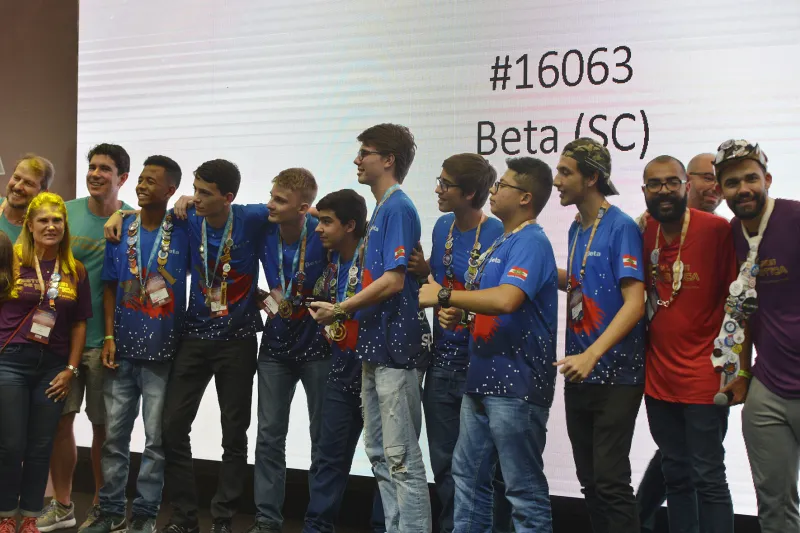 Equipe Beta, de Joinville, reconhecida pelo trabalho em equipe, colaboração e cooperação na competição FTC. Foto: José Paulo Lacerda