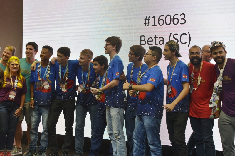 Equipe Beta, de Joinville, reconhecida pelo trabalho em equipe, colaboração e cooperação na competição FTC. Foto: José Paulo Lacerda