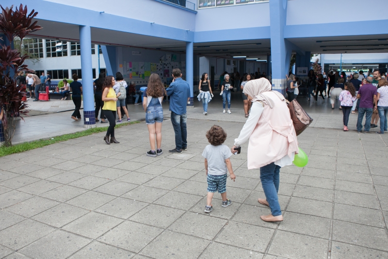Hanan e o filho Yahya fizeram questão de conferir cada oficina na escola. Foto: Filipe Scotti