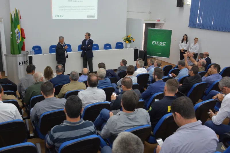 Presidente da FIESC, Mario Cezar de Aguiar (à direita.), e vice-presidente regional, Waldemar Schmitz, durante encontro com lideranças em Chapecó (foto: Lisiane Kerbes/MB Comunicação)