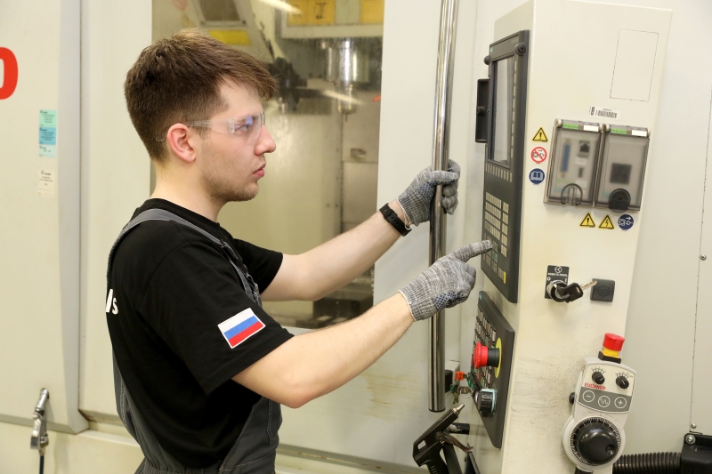 Shamil Hakimov define os parâmetros para a produção de peças. Foto: André Kopsch