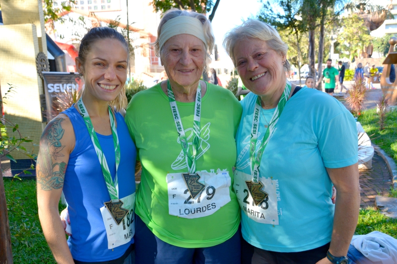 Três gerações participando da corrida Mari Baldissera, Lourdes Giordani e Marita Giordani (Foto: Lisiane Kerbes)