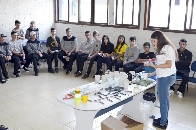 Jovens participam de oficinas no SENAI que preparam para o mercado de trabalho