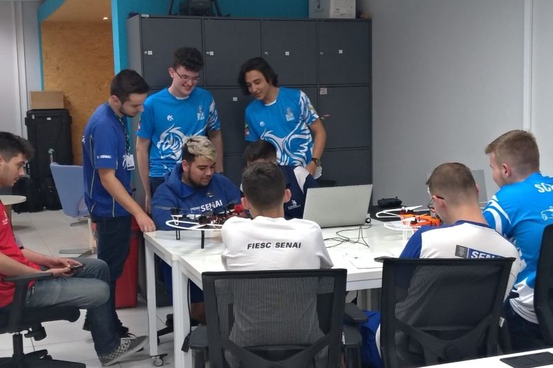 Drones recebem os últimos ajustes antes da competição. Foto: Cristiane Zimermann