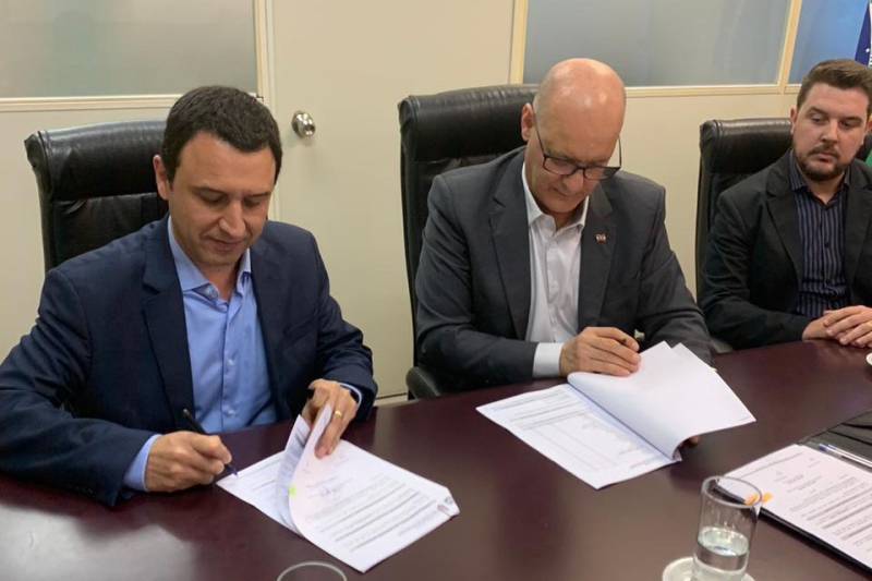 Diretor regional do SENAI/SC, Fabrizio Machado Pereira (E), e secretário de estado da educação de SC, Natalino Uggioni, firmaram a parceria nesta quarta (11) (Foto: SED/SC/ Divulgação)