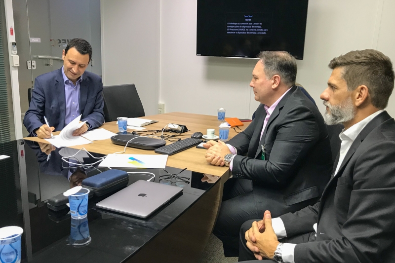 Fabrizio Pereira (e) e Emilio Munaro, do IAS, assinaram protocolo de intenções. Foto: Filipe Scotti