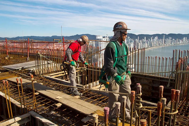 Construção: protocolos rígidos de segurança possibilitam atividade