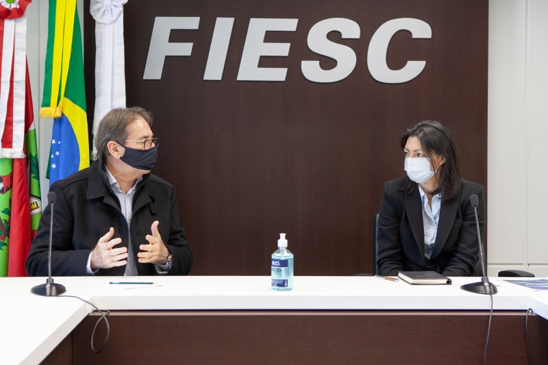 Presidente da FIESC, Mario Cezar de Aguiar, e secretária Daniella Abreu (foto: Filipe Scotti)