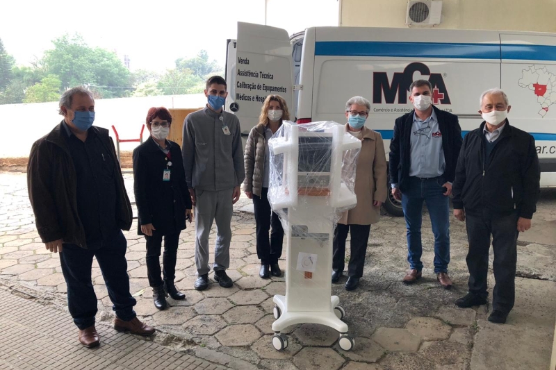 Diomício Vidal (d) fez a entrega do respirador em Criciúma. Foto Jéssica Pereira/Agência Novo Texto