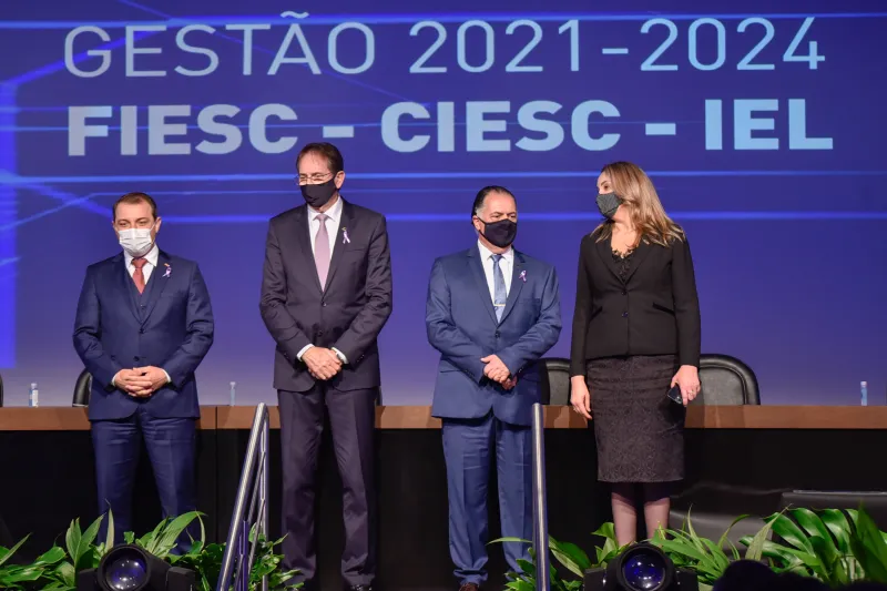 Governador Carlos Moisés, presidente da FIESC, Mario Cezar de Aguiar, 1° vice-presidente da FIESC, Gilberto Seleme, e vice-governadora Daniela Reinehr (foto: Filipe Scotti)