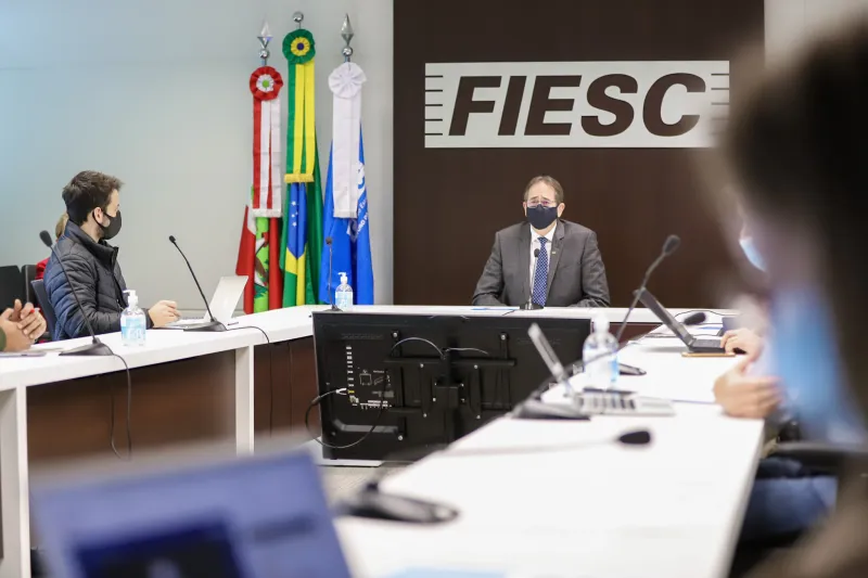 Presidente da FIESC, Mario Cezar de Aguiar, durante coletiva à imprensa, nesta quinta-feira, dia 12 (foto: Filipe Scotti)