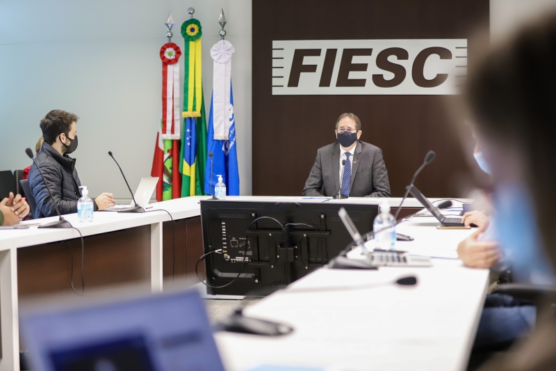 Presidente da FIESC, Mario Cezar de Aguiar, durante coletiva à imprensa, nesta quinta-feira, dia 12 (foto: Filipe Scotti)