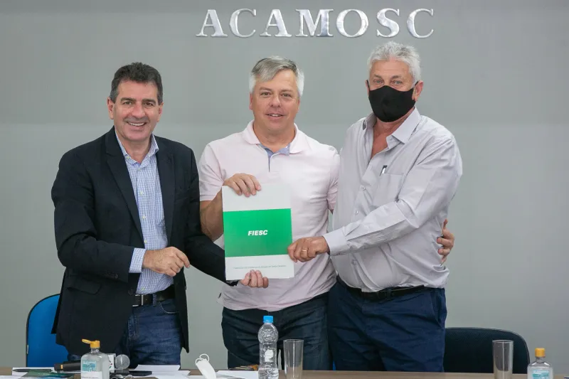 Deputado Valdir Cobalchini, Deputado Fabiano da Luz e vice-presidente regional da FIESC, Waldemar Schmitz (Foto: Rodolfo Espínola/Agência AL)