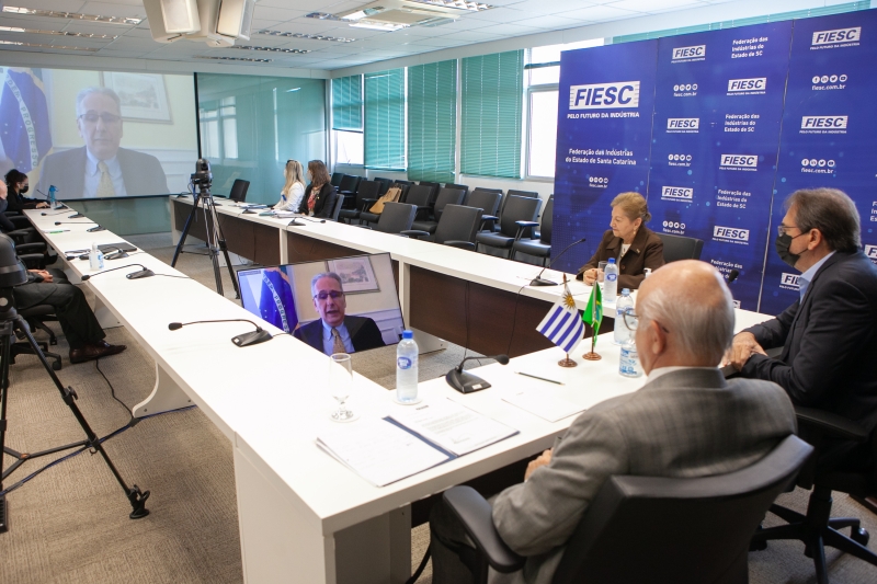 Maria Teresa Bustamante, da Camex da FIESC, Mario Cezar de Aguiar, presidente da FIESC (centro), e embaixador do Uruguai no Brasil, Guillermo Valle Galmés (foto: Filipe Scotti)