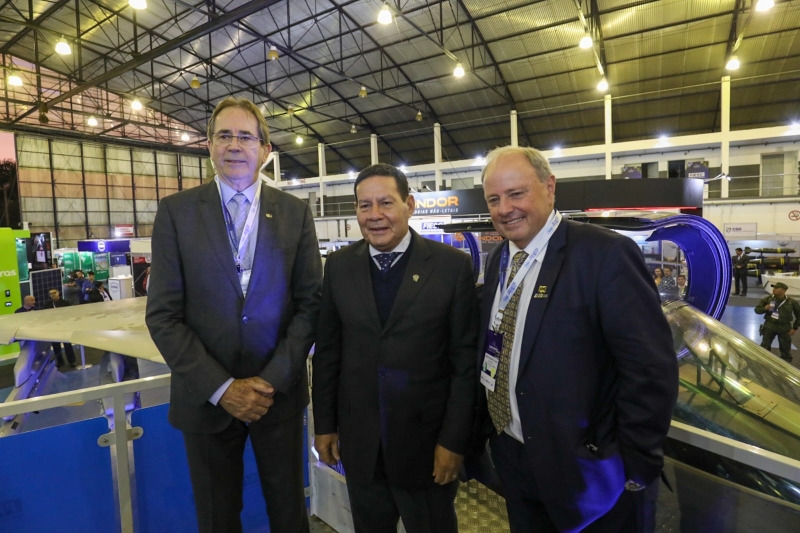 Visita de Mourão encerra 2ª SC Expo Defense