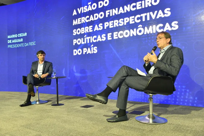 Mario Aguiar, da FIESC, (à dir.) e André Esteves, do BTG (foto: Fabrício Almeida)