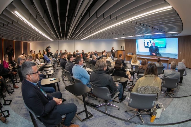 Alexandre Cunha, da escola de negócios Nova, de Lisboa, ministra a primeira aula do programa. Foto: Filipe Scotti 