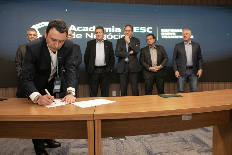 Diretor-regional do SENAI/SC, Fabrizio Machado Pereira, na assinatura de cooperação com o Sebrae. Foto: Filipe Scotti 