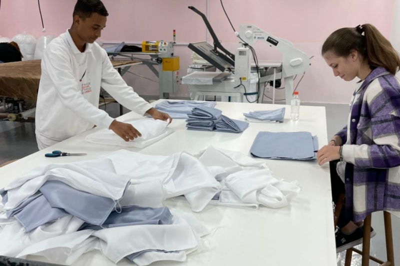 Voluntários do projeto Retalhos do Bem separando doações recebidas de indústrias. Foto: Divulgação/FIESC