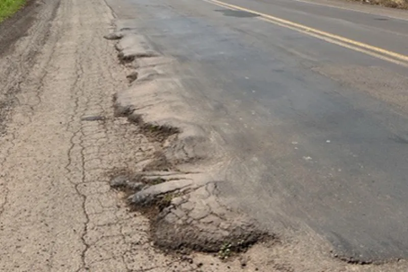 Irregularidades no pavimento da BR-282 próximo à Polícia Rodoviária Federal em Maravilha (foto: Ricardo Saporiti)