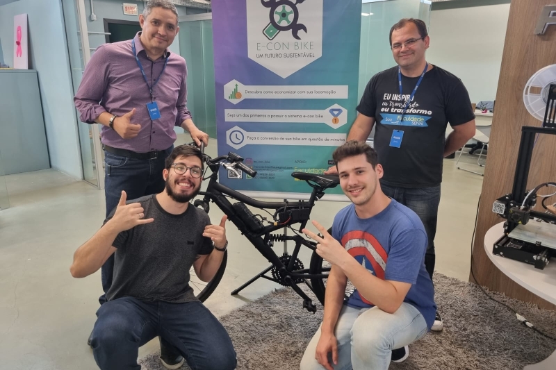 Equipe de Jaraguá do Sul com a bicicleta elétrica 