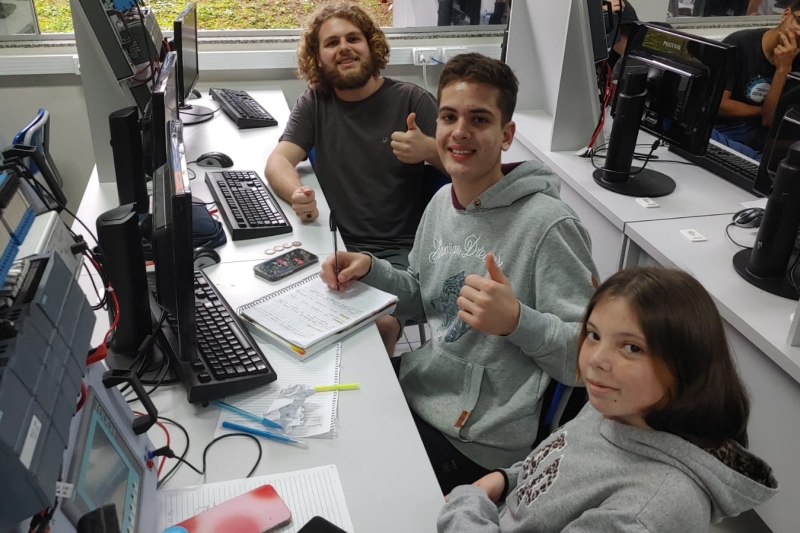 Alunos do SENAI em Videira durante a realização do desafio