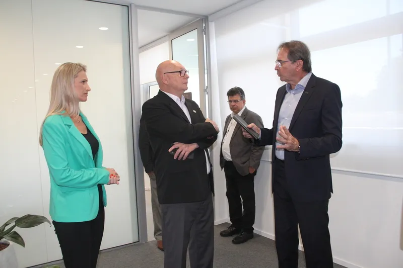 Aguiar (à dir.) apresentou as instalações da Academia FIESC de Negócios ao secretário de Educação e à secretária-adjunta, Patrícia Lueders (foto: Ivonei Fazzioni)