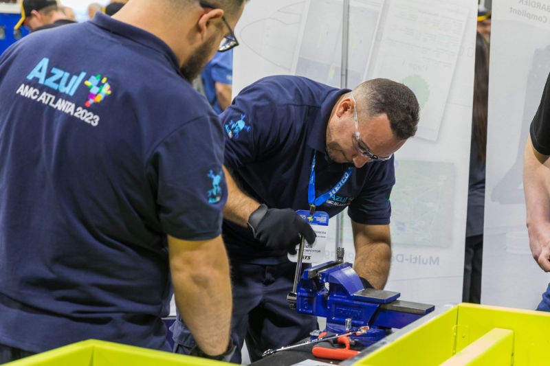 Equipe treinada pelo SENAI conquista prêmio internacional de manutenção aeronáutica 