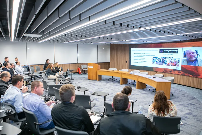 Steven Rumsey (no telão) observa que consumidor está disposto a pagar mais, se perceber valor no produto (foto: Ivonei Fazzioni)