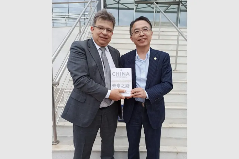 O diretor de Inovação e Competitividade da FIESC, José Eduardo Fiates com o reitor da ZIBS, Ben Shenglin