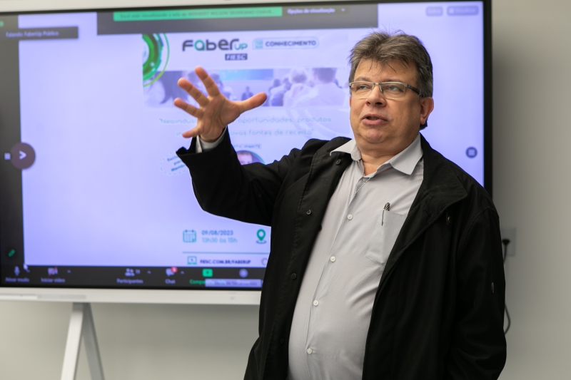 O diretor de Inovação e Competitividade da FIESC, José Eduardo Fiates, na abertura do evento (foto Filipe Scotti)