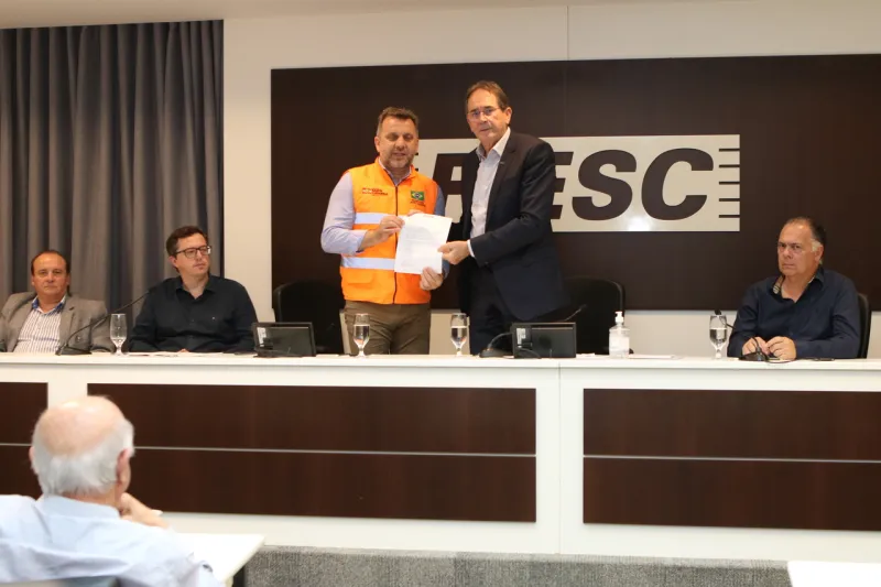 Presidente da FIESC, Mario Aguiar, entregou o documento ao secretário Jerry Comper